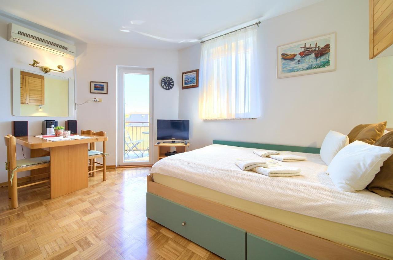 Studio Apartment Vesna คิร์ก ภายนอก รูปภาพ