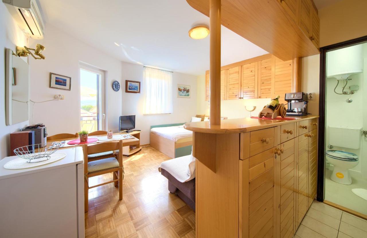Studio Apartment Vesna คิร์ก ภายนอก รูปภาพ